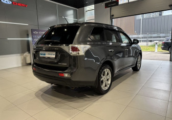 Подержанный автомобиль Mitsubishi Outlander 2013 года (4 фото)