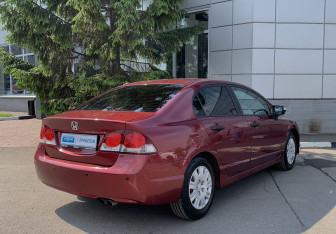 Подержанный автомобиль Honda Civic Sedan 2009 года (5 фото)
