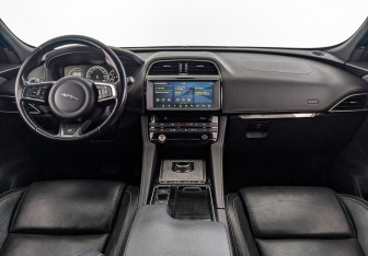 Подержанный автомобиль Jaguar F-Pace 2017 года (14 фото)
