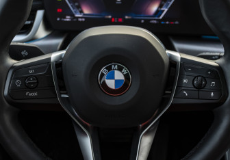 Подержанный автомобиль BMW X1 2023 года (10 фото)