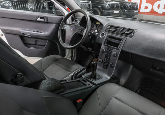 Подержанный автомобиль Volvo S40 2011 года (8 фото)