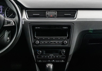 Подержанный автомобиль Skoda Rapid Liftback 2014 года (8 фото)