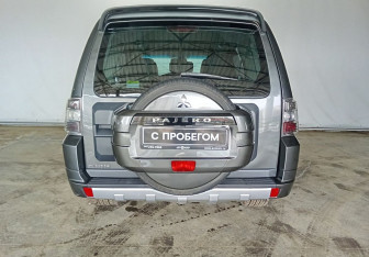 Подержанный автомобиль Mitsubishi Pajero 2013 года (5 фото)