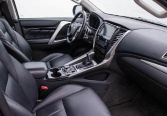 Подержанный автомобиль Mitsubishi Pajero Sport 2016 года (9 фото)