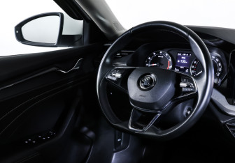 Подержанный автомобиль Skoda Octavia Liftback 2022 года (13 фото)