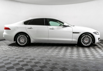 Подержанный автомобиль Jaguar XF Sedan 2018 года (4 фото)