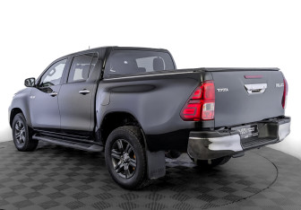 Подержанный автомобиль Toyota Hilux 2021 года (7 фото)