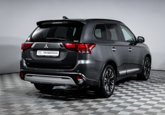 Подержанный автомобиль Mitsubishi Outlander 2021 года (5 фото)