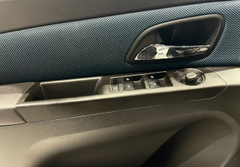Подержанный автомобиль Chevrolet Cruze Hatchback 2013 года (17 фото)