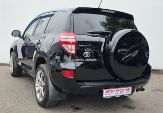 Подержанный автомобиль Toyota RAV4 2010 года (7 фото)