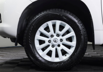 Подержанный автомобиль Toyota Land Cruiser Prado 2011 года (25 фото)