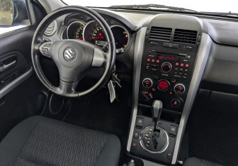 Подержанный автомобиль Suzuki Grand Vitara 2013 года (27 фото)
