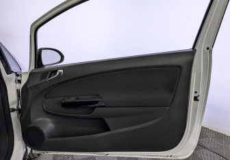 Подержанный автомобиль Opel Corsa 2012 года (25 фото)