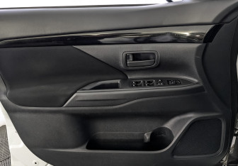 Подержанный автомобиль Mitsubishi Outlander 2019 года (19 фото)