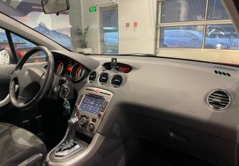 Подержанный автомобиль Peugeot 308 Hatchback 2011 года (10 фото)