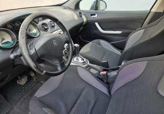 Подержанный автомобиль Peugeot 308 Hatchback 2009 года (9 фото)