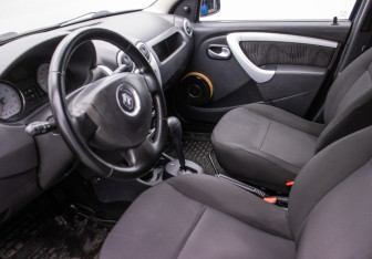 Подержанный автомобиль Renault Logan Sedan 2010 года (10 фото)
