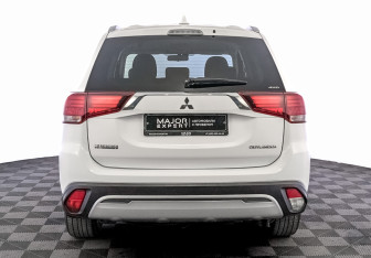 Подержанный автомобиль Mitsubishi Outlander 2019 года (6 фото)