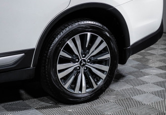 Подержанный автомобиль Mitsubishi Outlander 2020 года (15 фото)