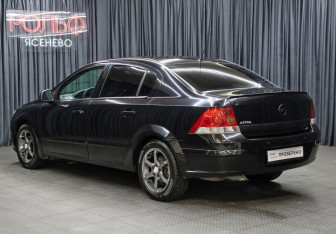 Подержанный автомобиль Opel Astra Sedan 2010 года (7 фото)