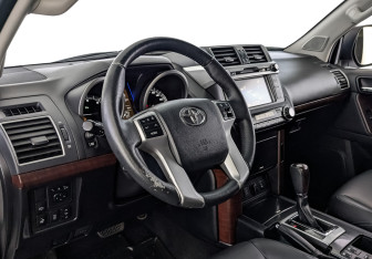Подержанный автомобиль Toyota Land Cruiser Prado 2017 года (15 фото)