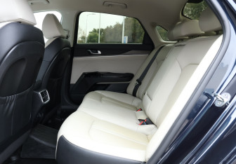 Подержанный автомобиль Kia K5 2020 года (10 фото)