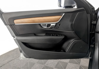 Подержанный автомобиль Volvo S90 2019 года (19 фото)