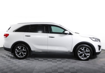 Подержанный автомобиль Kia Sorento 2017 года (4 фото)