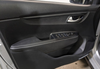 Подержанный автомобиль Kia Rio Hatchback 2021 года (18 фото)