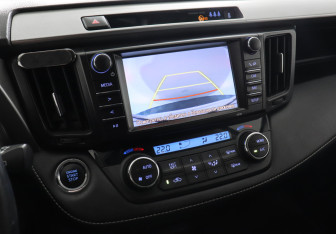 Подержанный автомобиль Toyota RAV4 2017 года (13 фото)