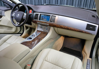 Подержанный автомобиль Jaguar XF Sedan 2008 года (11 фото)