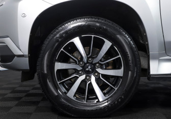 Подержанный автомобиль Mitsubishi Pajero Sport 2017 года (20 фото)