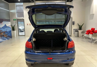 Подержанный автомобиль Peugeot 206 Hatchback 2002 года (6 фото)