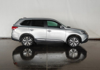 Подержанный автомобиль Mitsubishi Outlander 2019 года (4 фото)