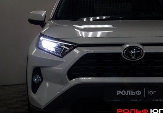 Подержанный автомобиль Toyota RAV4 2021 года (19 фото)