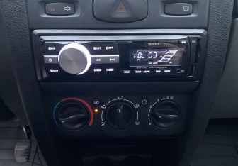 Подержанный автомобиль Renault Symbol 2006 года (13 фото)