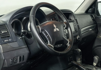 Подержанный автомобиль Mitsubishi Pajero 2012 года (13 фото)