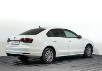 Подержанный автомобиль Volkswagen Jetta Sedan 2018 года (5 фото)