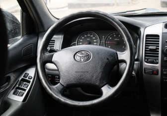 Подержанный автомобиль Toyota Land Cruiser Prado 2004 года (12 фото)