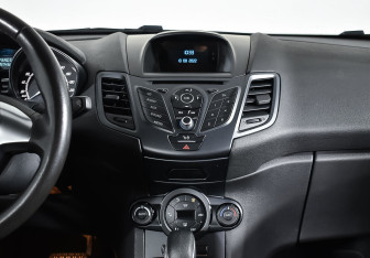 Подержанный автомобиль Ford Fiesta Hatchback 2017 года (11 фото)