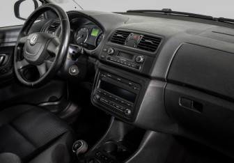 Подержанный автомобиль Skoda Fabia Hatchback 2010 года (10 фото)