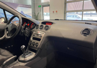 Подержанный автомобиль Peugeot 308 Hatchback 2010 года (10 фото)