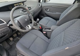 Подержанный автомобиль Renault Scenic 2010 года (9 фото)