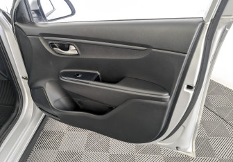 Подержанный автомобиль Kia Rio Hatchback 2021 года (24 фото)