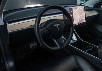 Подержанный автомобиль Tesla Model 3 2019 года (15 фото)