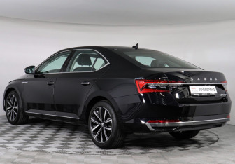 Подержанный автомобиль Skoda Superb Liftback 2025 года (7 фото)