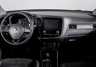 Подержанный автомобиль Mitsubishi Outlander 2021 года (12 фото)