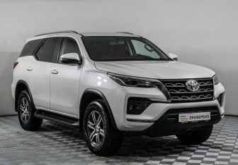 Подержанный автомобиль Toyota Fortuner 2021 года (3 фото)