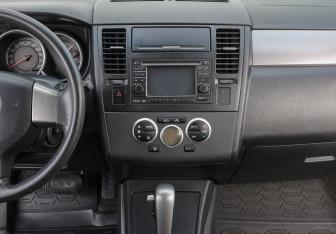 Подержанный автомобиль Nissan Tiida Hatchback 2012 года (13 фото)