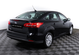 Подержанный автомобиль Ford Focus Sedan 2017 года (5 фото)